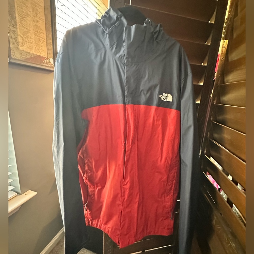 North Face Men’s Venture 2 waterproof windbreaker